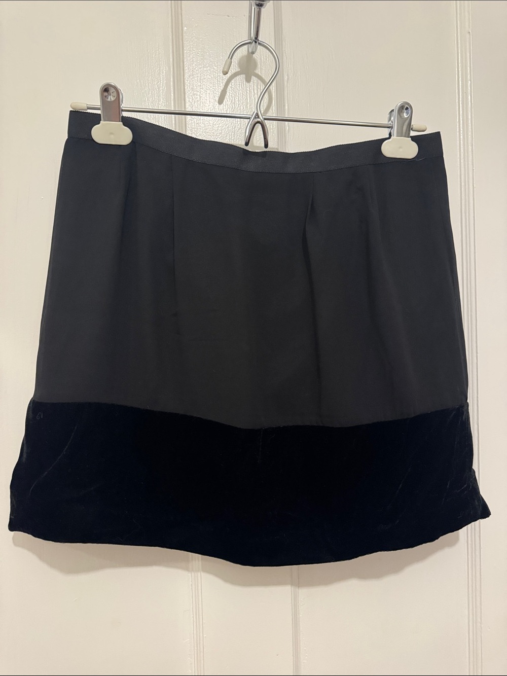 Velvet trim mini skirt